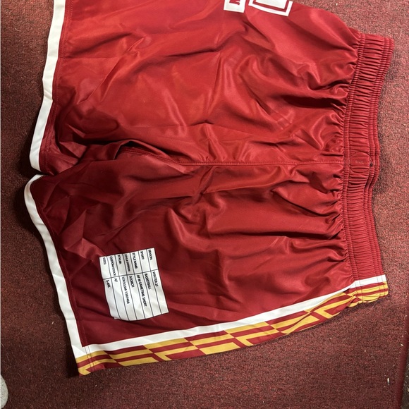 Under Armour Men's Red Athletic Shorts Large new pre sell sample - Picture 2 of 4